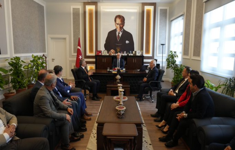 MHP Mersin Milletvekili adayı Dr. Levent UYSAL Mezitli Kaymakamlığını ziyaret etti.
