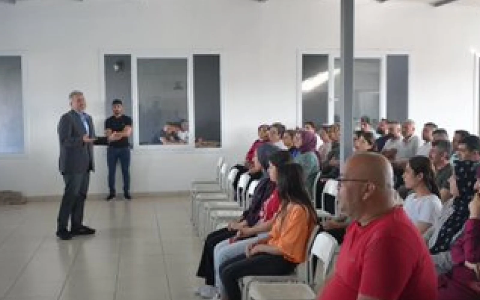 MHP Mersin Milletvekili adayı Dr. Levent UYSAL Nazar Bebe Giyimi ziyaret etti.