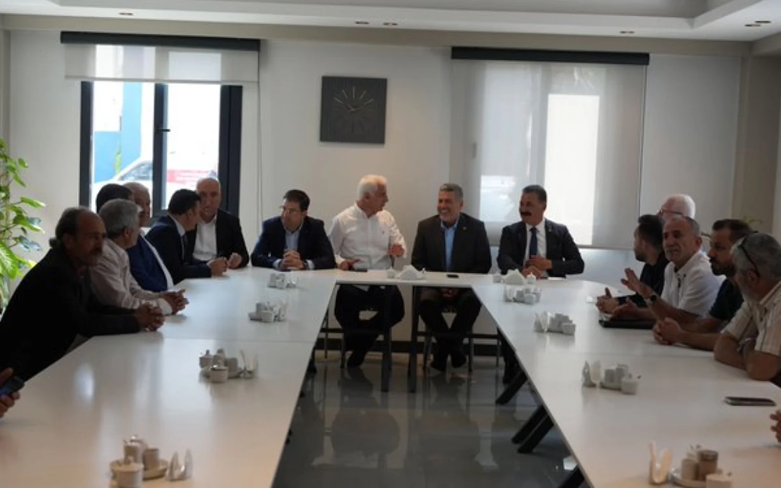 MHP Mersin Milletvekili adayı Dr. Levent UYSAL MADAME MODE Tekstil’i ziyaret etti.
