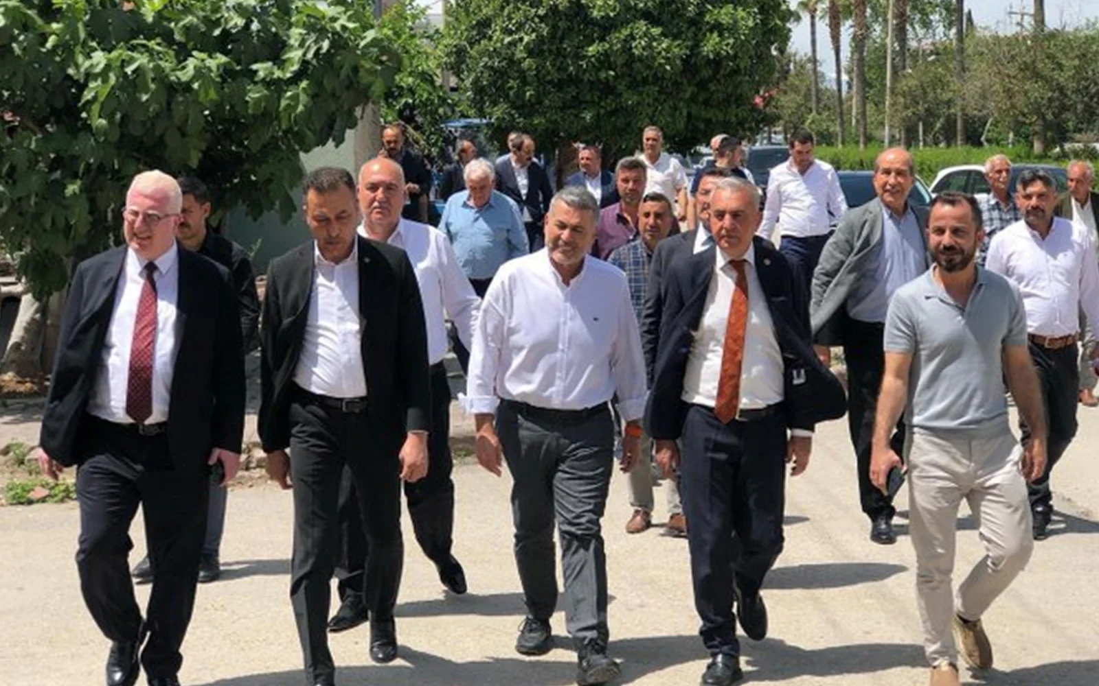 MHP Mersin Milletvekili adayı Dr. Levent UYSAL Huzurlukent esnaflarını ziyaret etti.