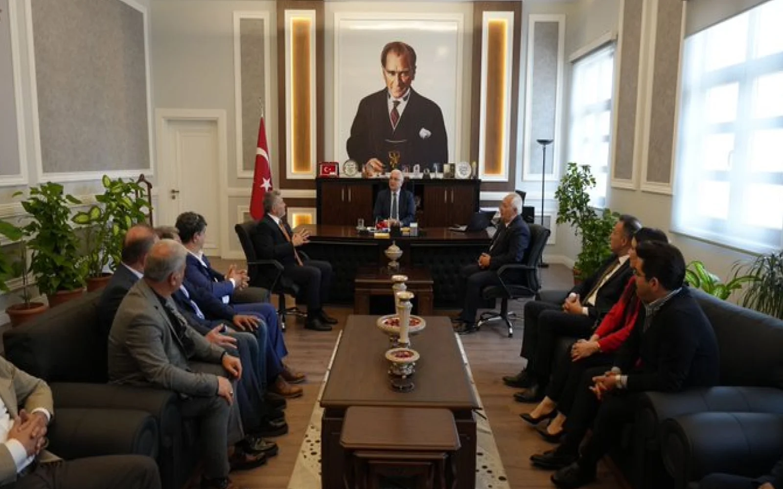 MHP Mersin Milletvekili adayı Dr. Levent UYSAL Mezitli Kaymakamlığını ziyaret etti.