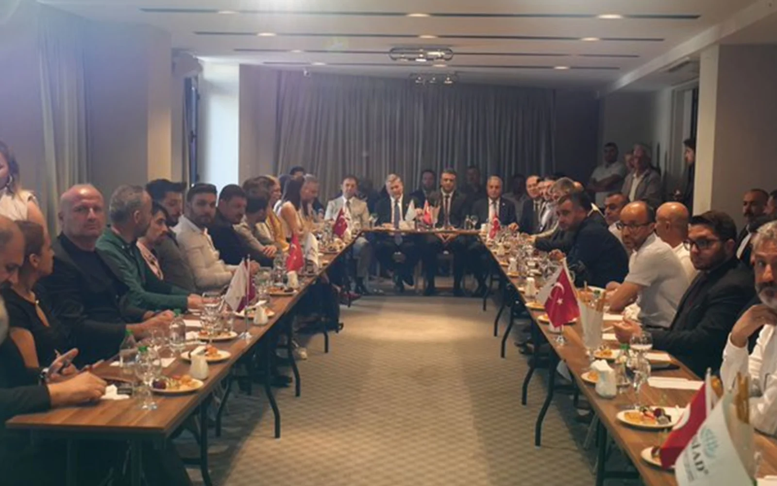 MHP Mersin Milletvekili adayı Dr. Levent UYSAL , Türkiye – Irak – Suriye İş İnsanları Derneği’ni ziyaret etti.