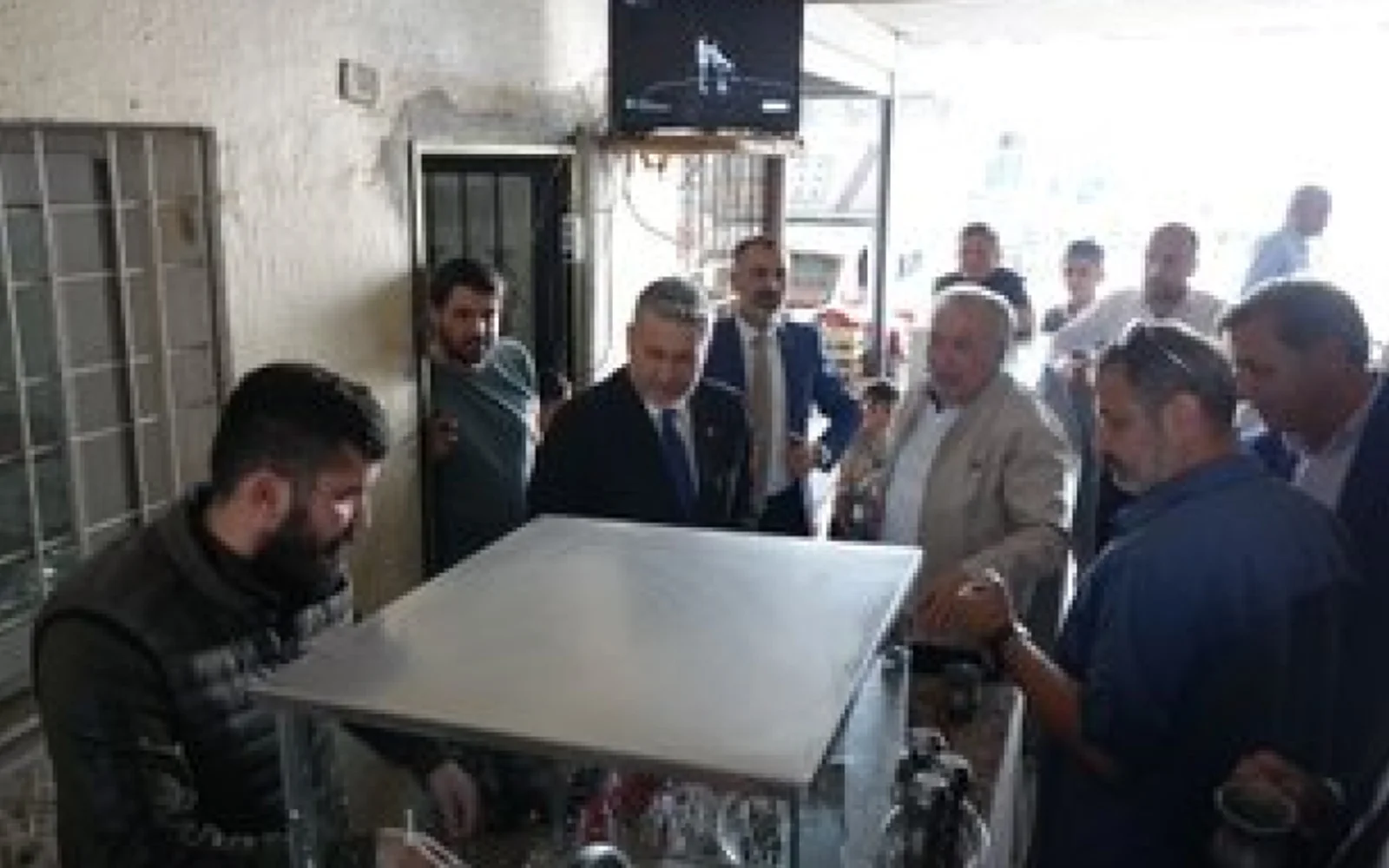 MHP Mersin Milletvekili adayı Dr. Levent UYSAL Tarsus Yaş Sebze ve Meyve Hali’ni ziyaret etti.